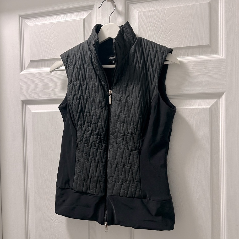 Atatomie black travel vest